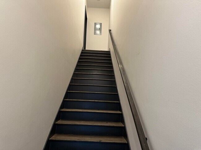 Building Photo - 408 E 21st St