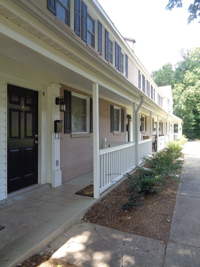 Building Photo - 1230 Green Oaks Ln