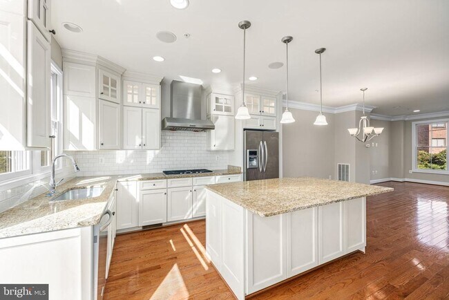 Foto del edificio - 4458 MacArthur Blvd NW