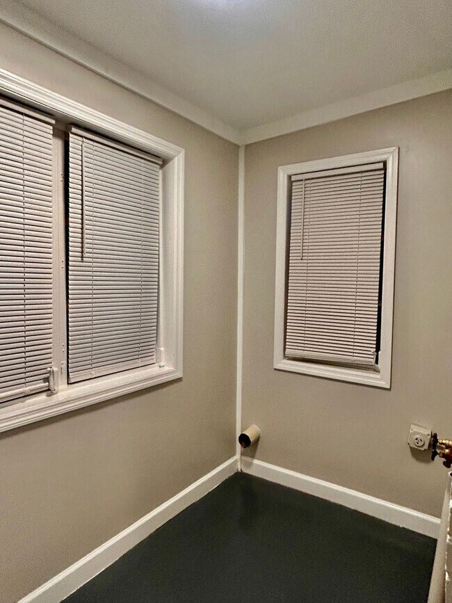 Building Photo - Cute 3 bedroom 1 bathroom home - Open To S...