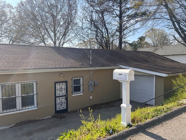 Building Photo - 5 bedroom in missionary ridge! Section 8 a...