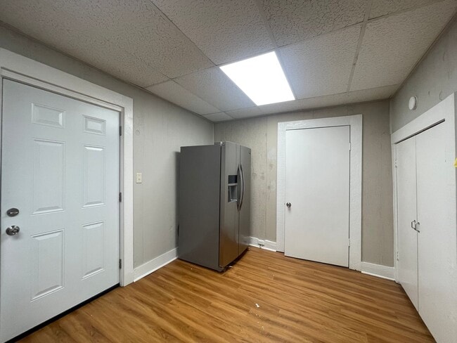Building Photo - Newly Renovated Downtown Apartment