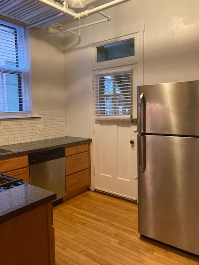 Building Photo - Historic Edgewater One Bed/One Bath Garden...