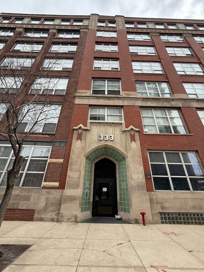 Photo - Great 1 Bedroom/1 Bath Great Location Close to Entertainment and Transportation! Apartment