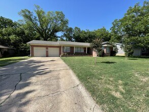 Building Photo - 1605 White Way Dr