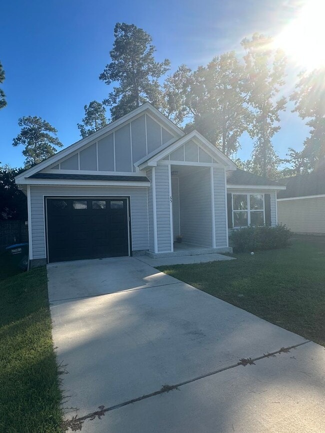 Building Photo - 3 Bedroom with extra Office Space AVAILABL...