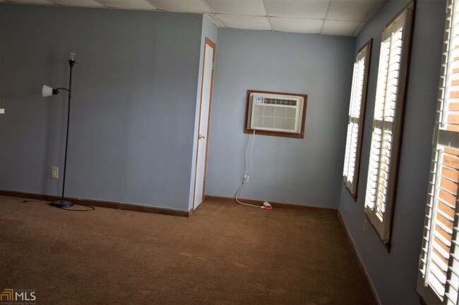 Building Photo - 3479 Meadowlane Cir SW