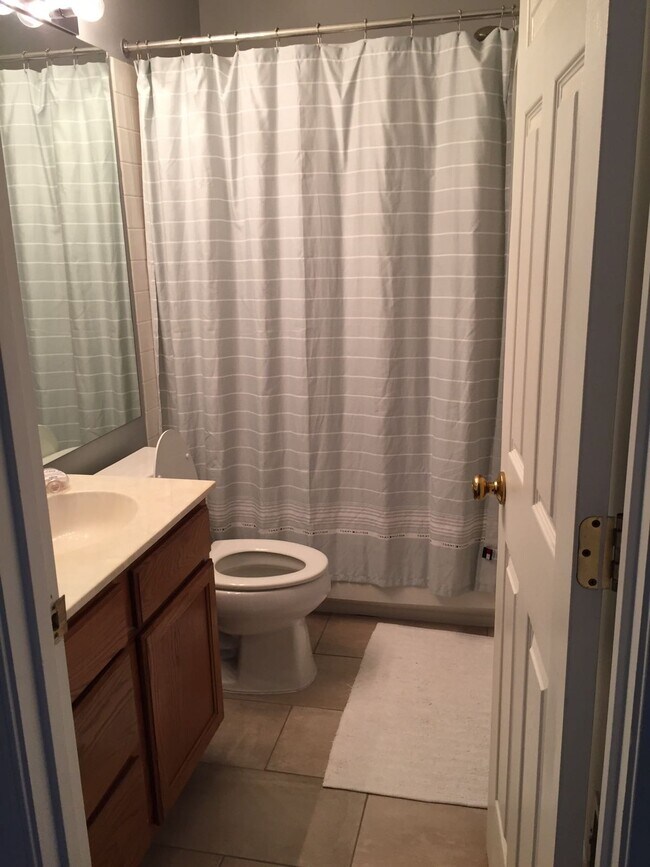 Baño completo. Planta superior. - 16837 Jed Forest Lane