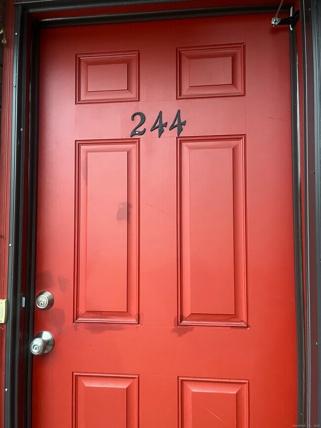 Foto del edificio - 244 High Path Rd