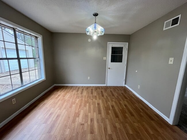 Foto del edificio - Renovated 3 Bedroom 1 Bath Home for Rent! with Detached Garage!