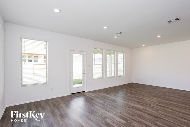 Foto del edificio - 9011 Willow Rdg Ct