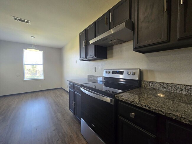 Foto del edificio - AVAILABLE NOW!