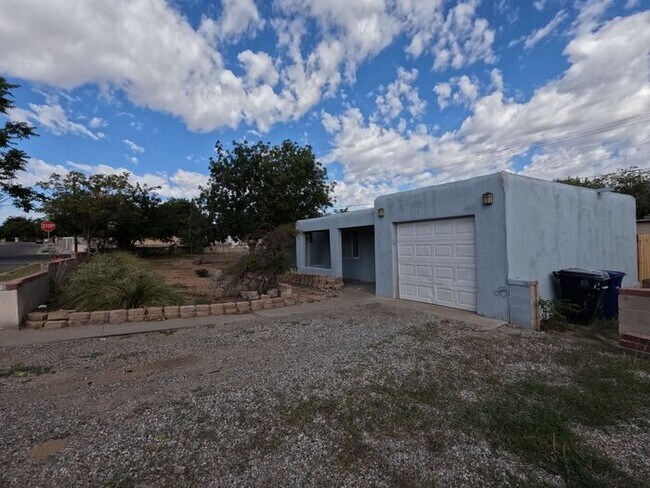 Building Photo - Beautiful 3 Bdrms/2 Baths corner lot