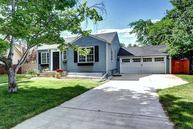 Building Photo - Beautiful 4 Bedroom 2 Bath Single Family H...