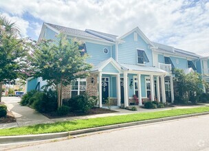 Building Photo - 780 Gabreski Ln