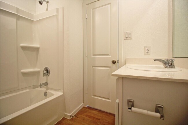 Foto del edificio - 3218 Elm Br Dr