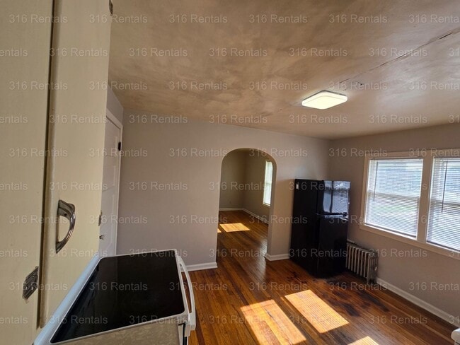 Building Photo - $550 - 1 bed 1 bath - Multi-Family