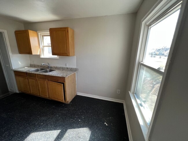 Building Photo - 3 Bed 1 Bath bungalow with basement on eas...