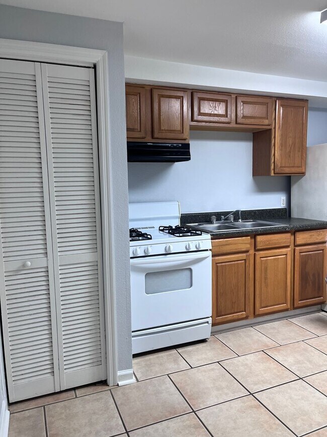 Building Photo - 2 Bedroom Close to Campus