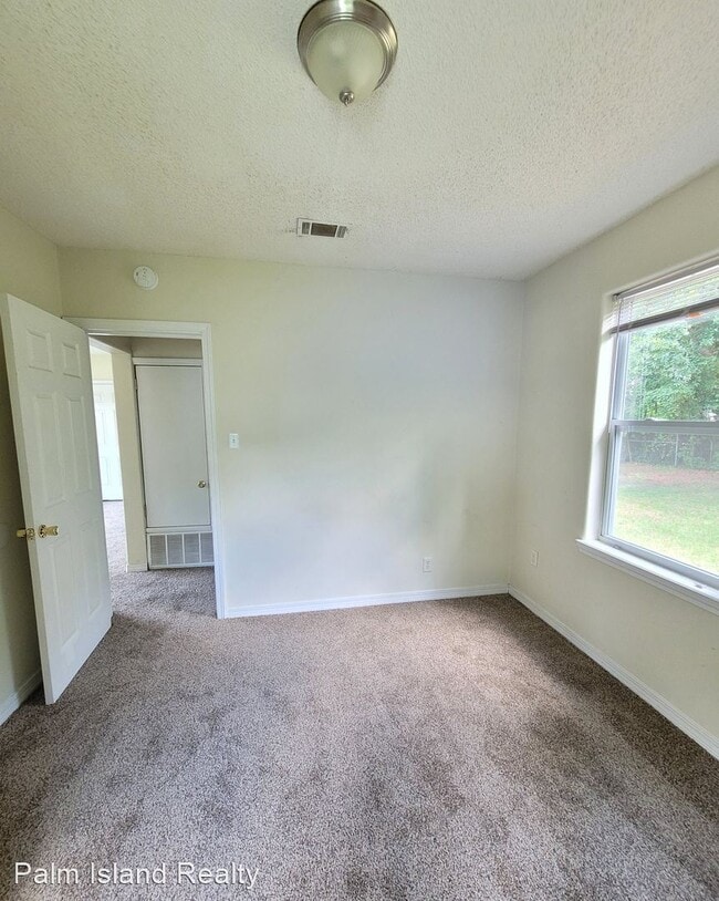 Building Photo - 2 br, 1 bath House - 20 E Carver Dr