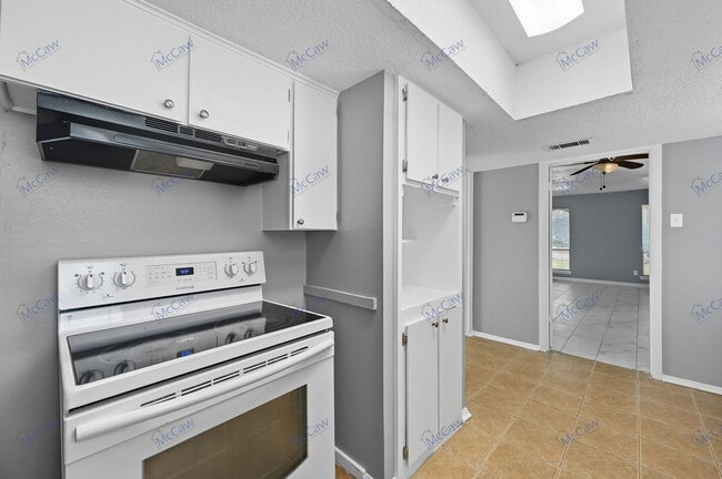 Building Photo - 3538 Hacienda Dr