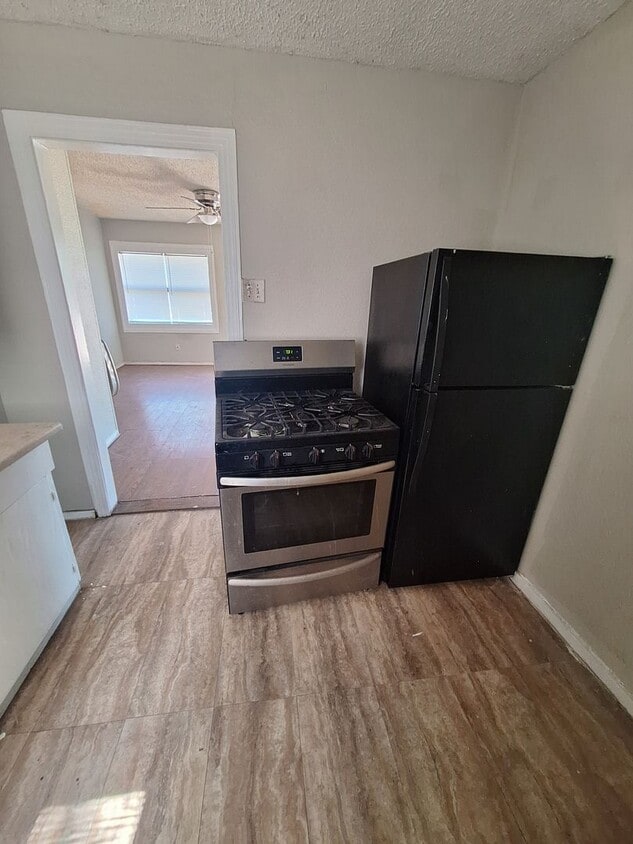 Building Photo - 2 bedroom, 1 bath