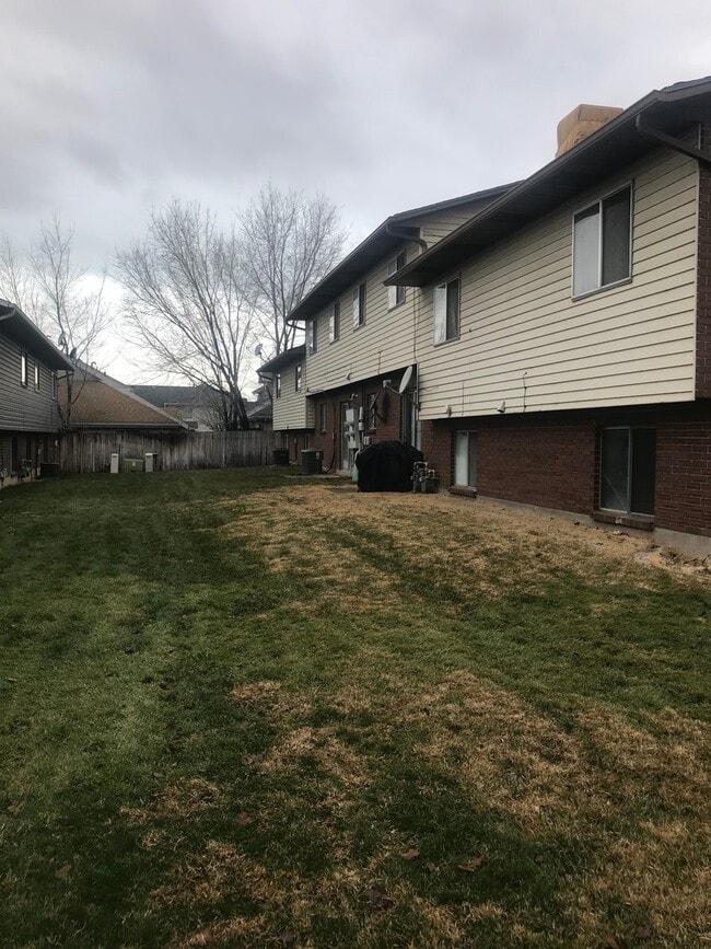 Building Photo - Remodeled Provo Townhome!