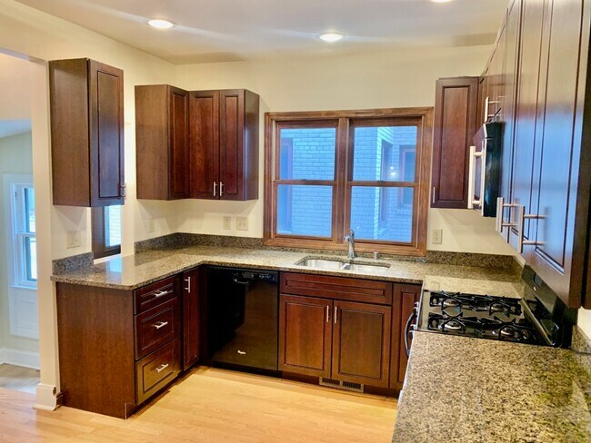 Foto del edificio - 1120 E Pleasant St