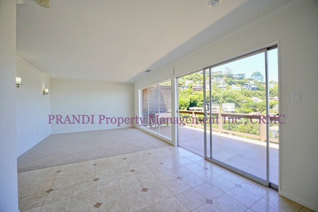 Building Photo - Sweeping Views from this Top Floor Duplex,...