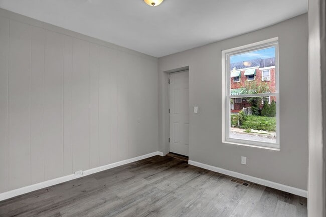 Building Photo - Updated & Ready to Move In