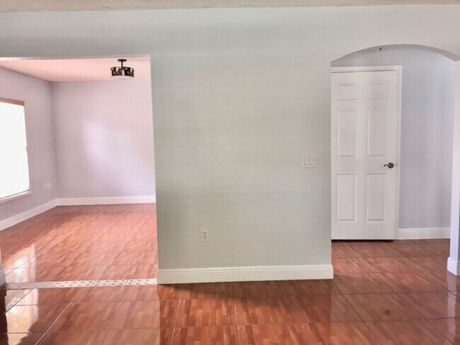 Building Photo - Pool home with screened in lanai- MOVE IN ...
