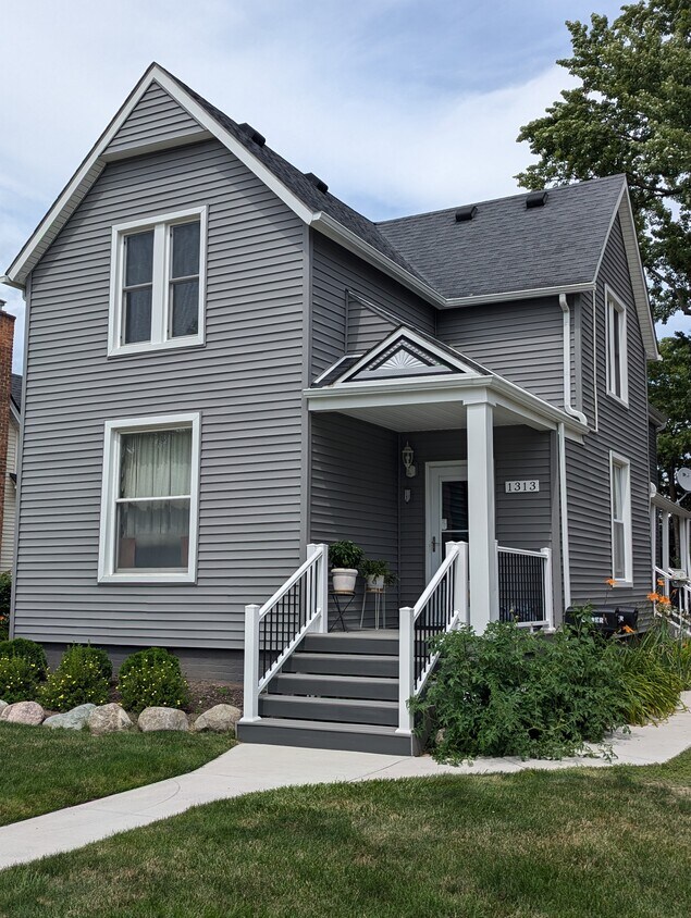 2nd Story 2 bdrm apt - 1313 Mason St