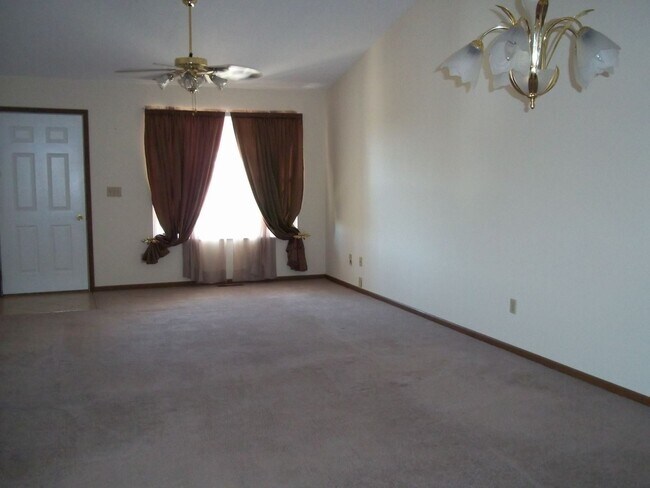 Building Photo - 2 br, 3 bath House - 107 Cecelia