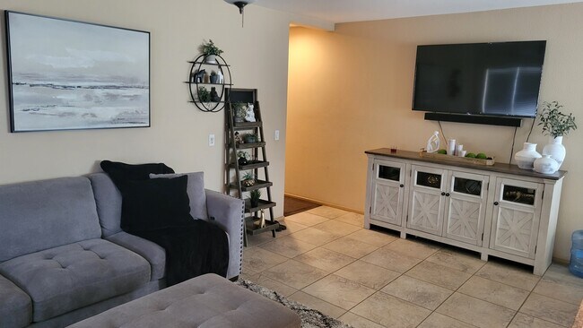 Living Room - 72742 Willow St