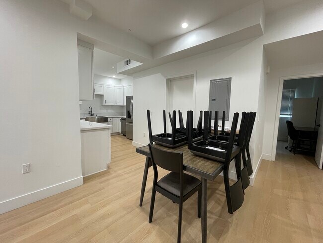 Foto del edificio - 1350 W 37th Pl