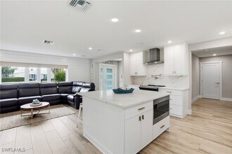 Building Photo - 6163 Plumosa Ave