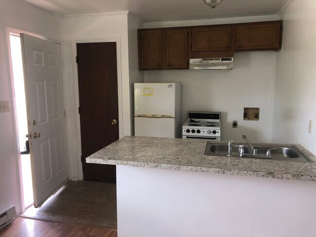 Building Photo - 205 Cedar Dr. Apt. A