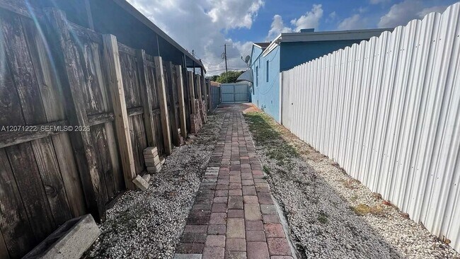 Foto del edificio - 2645 SW 33rd Ave