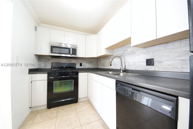 Foto del edificio - 6900 N Kendall Dr