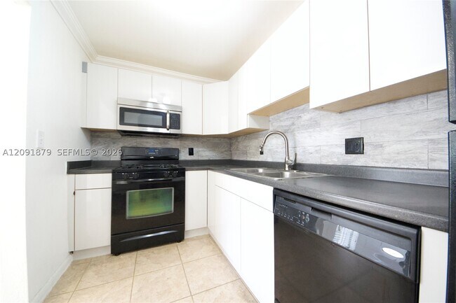 Building Photo - 6900 N Kendall Dr