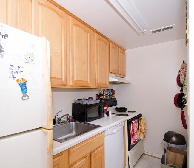 Full Kitchen - 1816 N Queens Ln