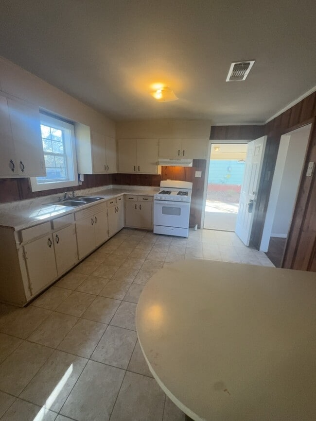 Foto del edificio - 905 Raymond Rd