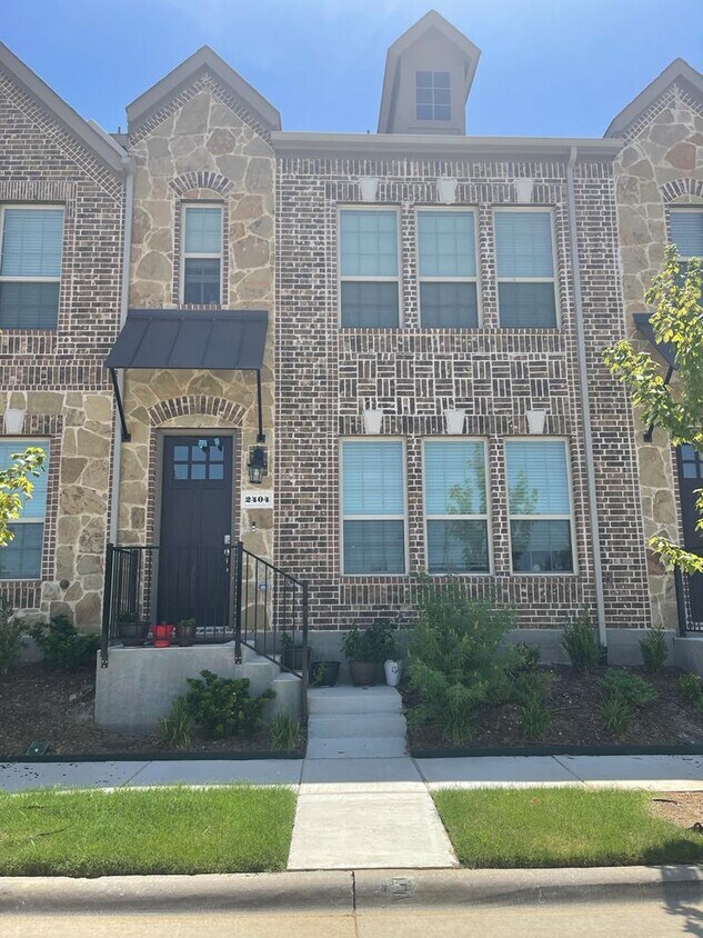 Primary Photo - 2404 Eureka Way