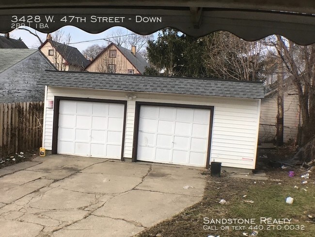 Foto del edificio - Shared garage and driveway