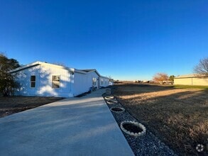 Building Photo - 6102 Rd 3 NE