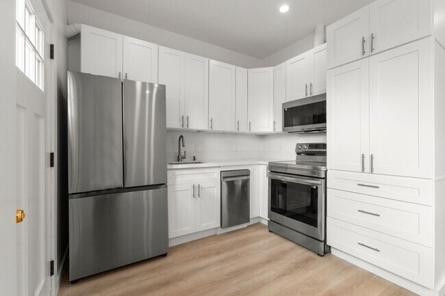 Foto del interior - Private Bungalow w/ Yard! Move in Today