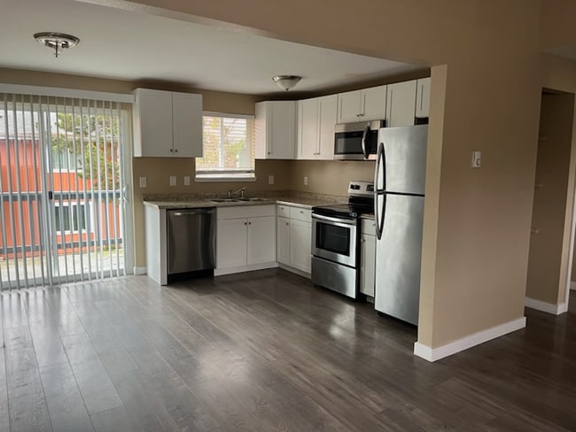 Building Photo - 1013 76 St Ct E