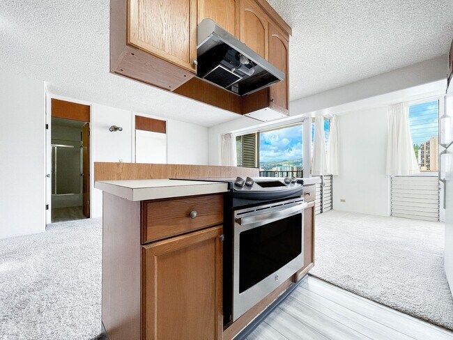 Building Photo - Centrally Located Honolulu Condo with Assi...