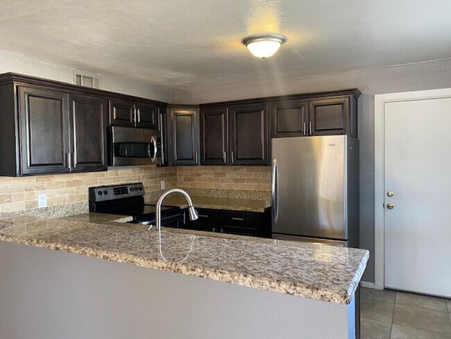 Foto del edificio - $1,250 For Lease-1 Bedroom-1 Bath Apt in Triplex With Private Yard-Washer & Dryer in Phoenix 85008 !
