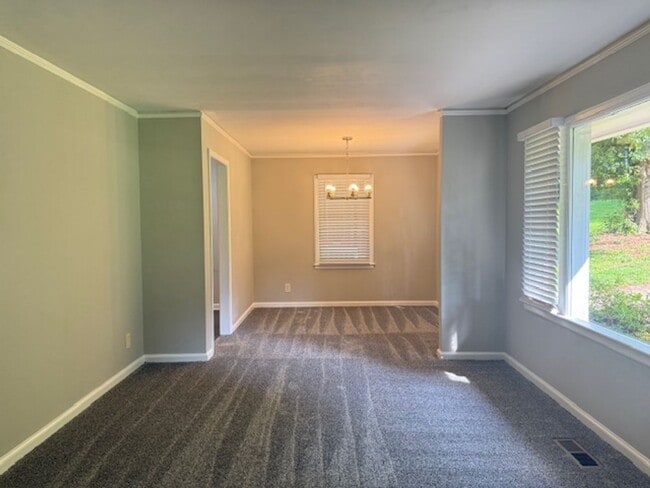 Building Photo - Newly Renovated 3 Bedroom / 1 Bath Ranch w...